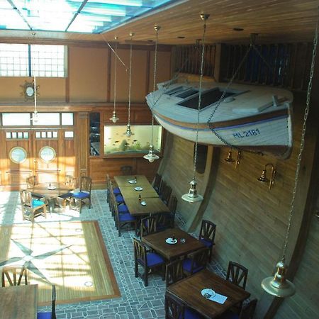 Hotel Marina Hermanuv Mestec Exterior photo