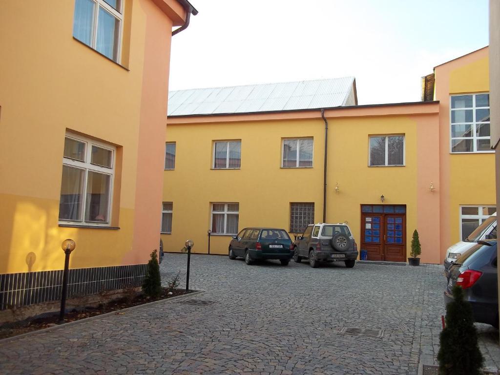 Hotel Marina Hermanuv Mestec Exterior photo