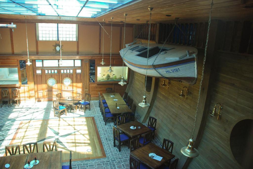 Hotel Marina Hermanuv Mestec Exterior photo
